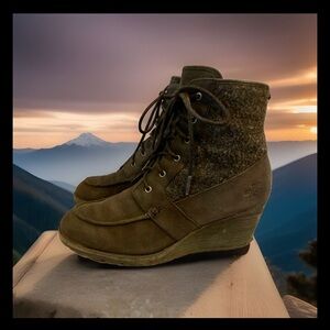 Woman’s The North Face Bridgeton wedge laceup black leather ankle boots Sz 8.5 M